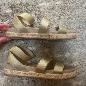 gold elastic summer sandal! Size 6.5 EUC